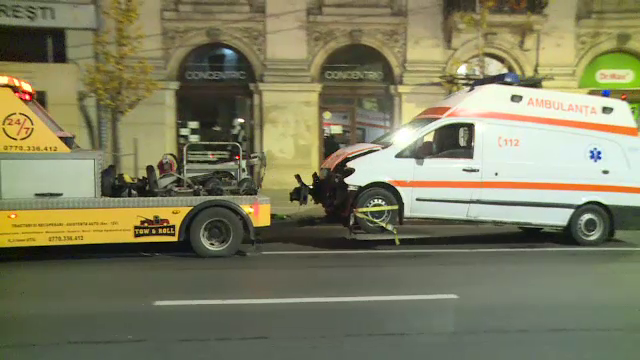 Accident grav în București. O ambulanță care transporta un pacient a lovit din plin o mașină care i-a tăiat calea