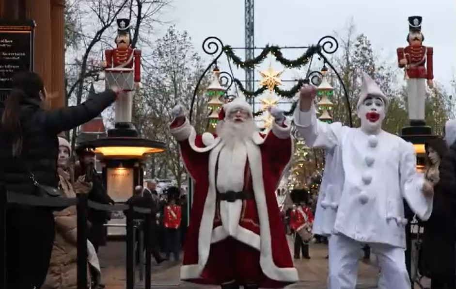 Magia Crăciunului a ajuns în faimoasele Grădini Tivoli. Cum a fost transformat parcul de distracții într-un tărâm de poveste