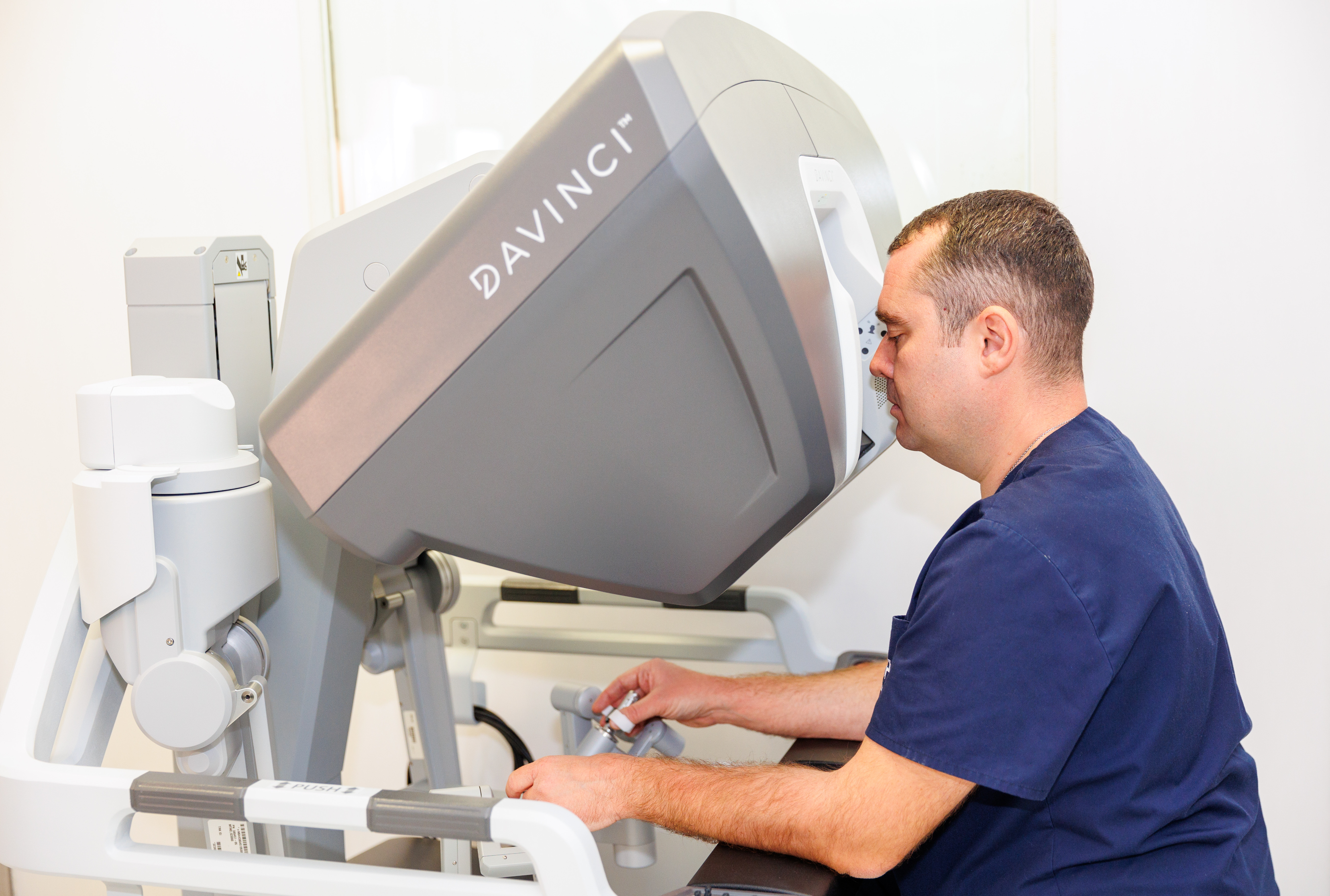 (P) Un octogenar a fost operat robotic pentru o hernie hiatală gigantă. Dr Silviu Makkai: „Riscurile justificau abordarea”