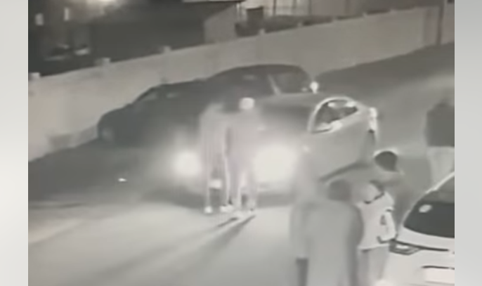 Momentul în care doi tineri se urcă pe capota unei maşini, în Bacău, și apoi fac accident. „Ce distracţie o mai fi şi asta?”