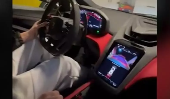 Adolescent de 16 ani, filmat la volanul unei mașini puternice, în Timiş. Este fiul unui fost candidat la Primăria Dumbrăviţa