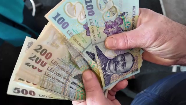 Românii, mai ales cei bătrâni, pierd bani economisind. „La saltea” și „în borcan” nu protejează de inflație, nu aduc profit