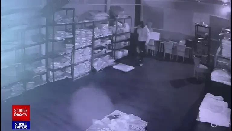 Doi tineri de 18 ani, arestați după ce au furat din depozitul unei firme. Momentul în care au dat spargerea, prins de camere