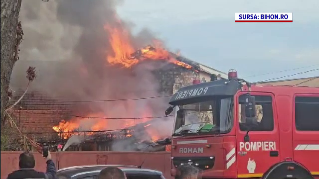 Incendiu uriaș în centrul orașului Oradea. Pompierii s-au luptat cu flăcările care au apărut într-un cartier de case