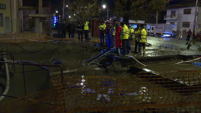 Avarie majoră la o conductă în Timișoara. Oamenii au rămas fără apă și mai multe străzi au fost inundate