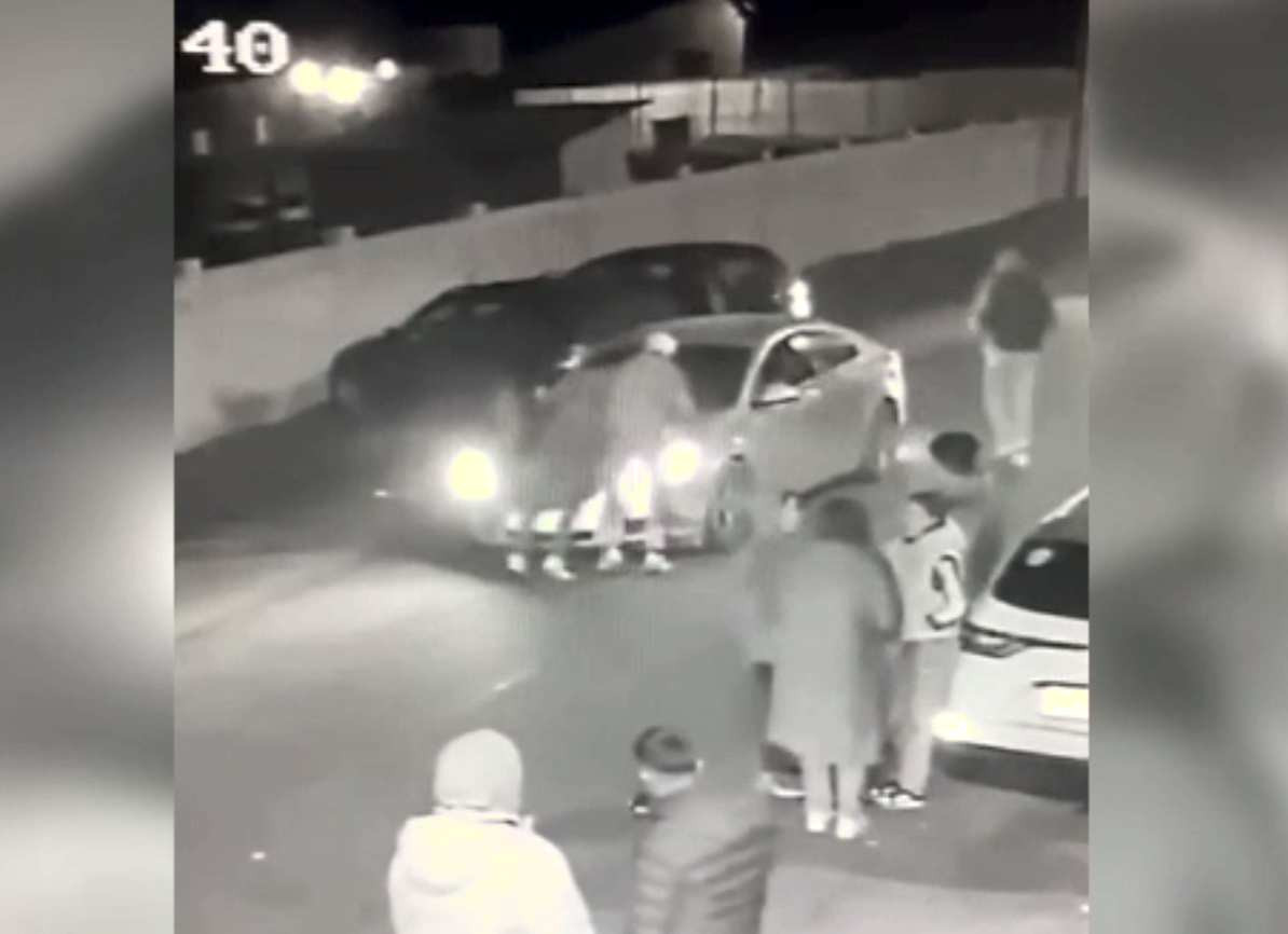 Doi tineri din Bacău cu comportament iresponsabil. Se aruncau în fața mașinilor pentru distracție