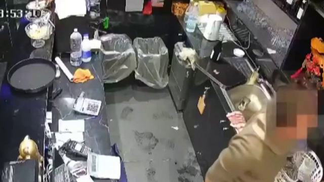 Un român a făcut ravagii într-un restaurant din Italia. Toată lumea a fugit din calea lui. VIDEO