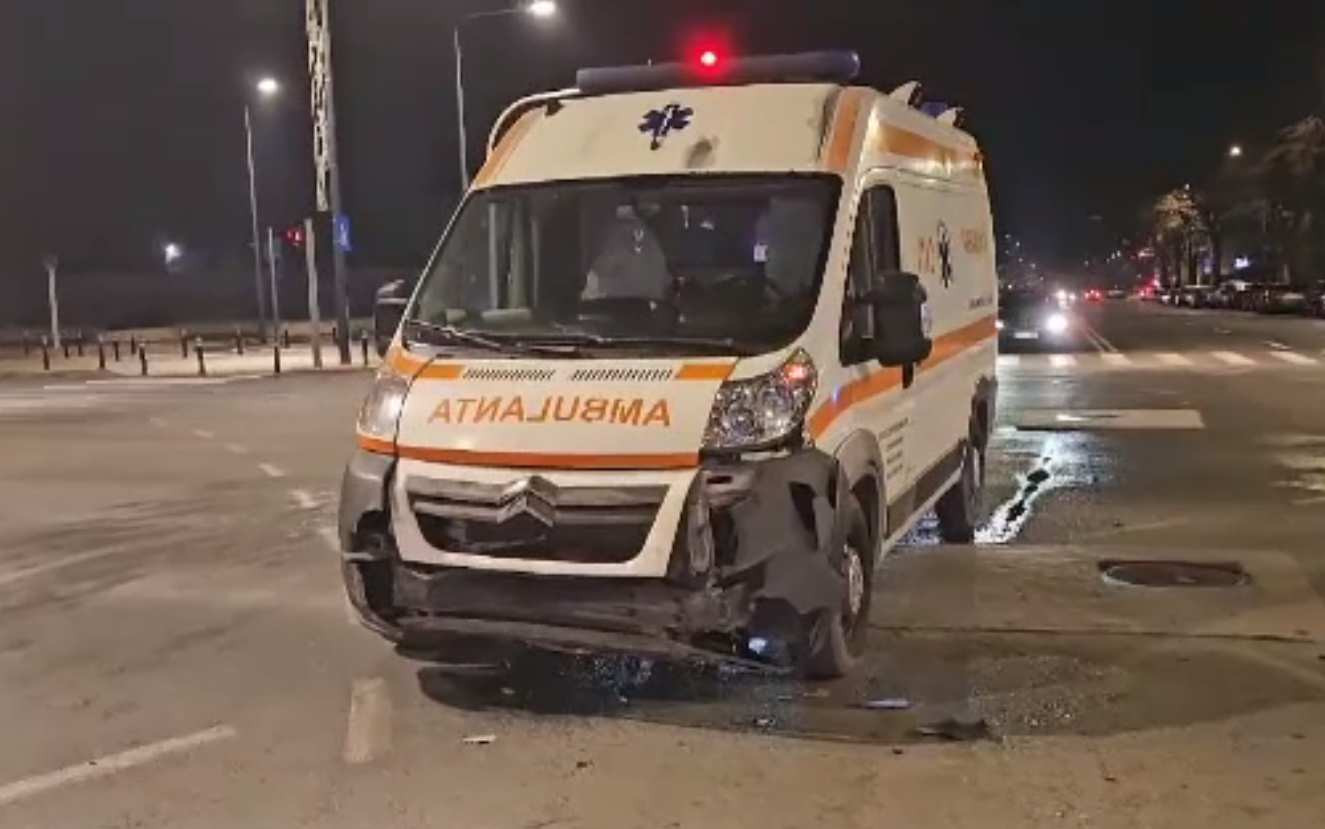 Ambulanță cu o pacientă, accident în Constanța. Mașina care a lovit-o s-a oprit într-un copac