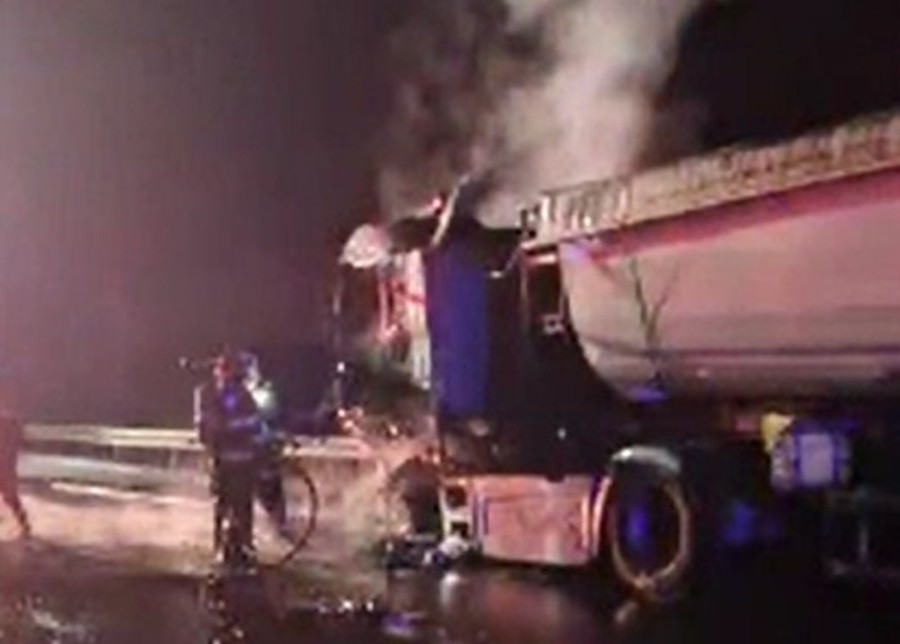 Trafic blocat pe DN1, între Predeal și Azuga, din cauza unui incendiu violent. Un camion s-a făcut scrum