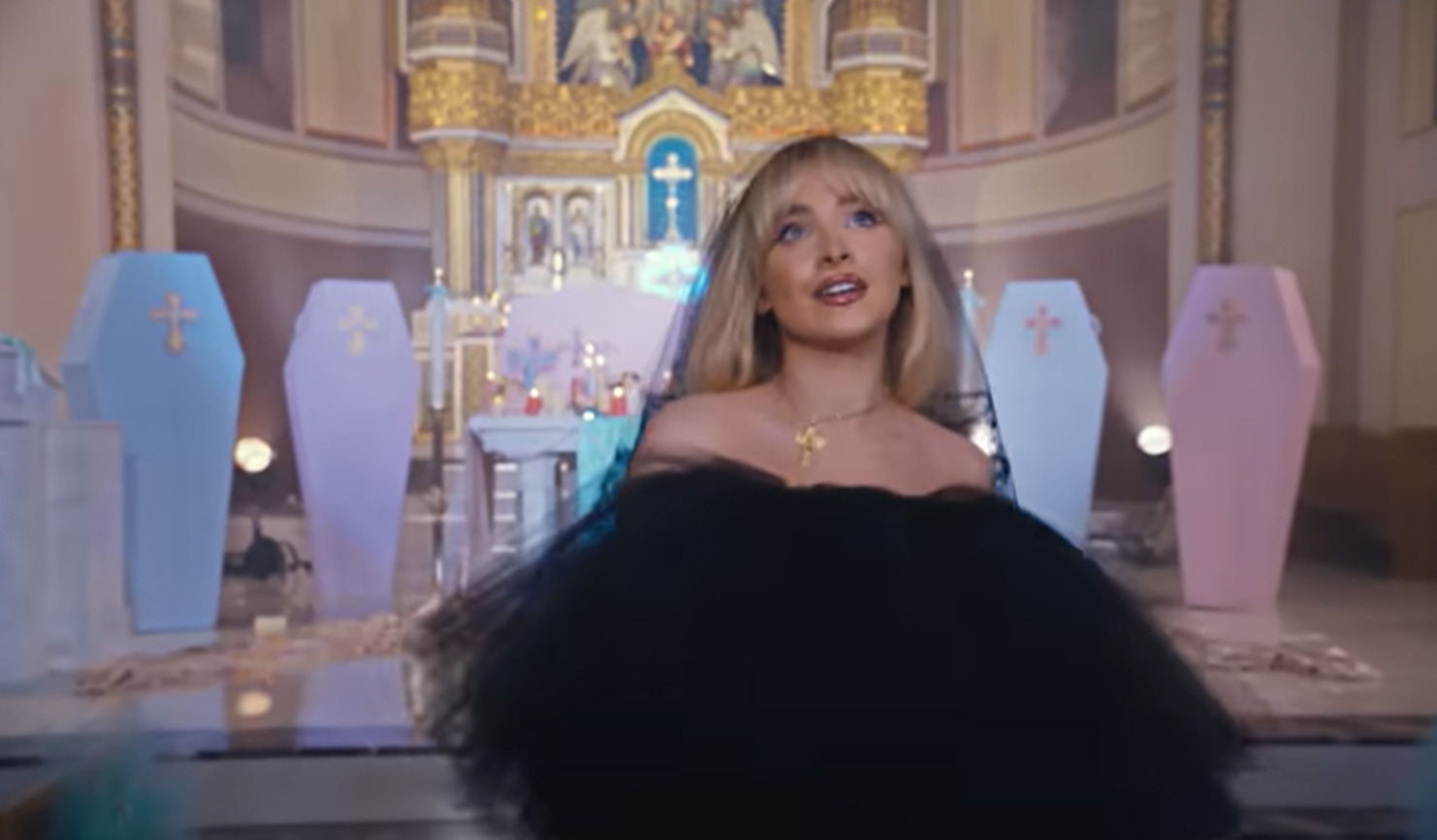 Un preot a fost demis după ce i-a permis artistei Sabrina Carpenter să filmeze un videoclip provocator în biserica sa | VIDEO