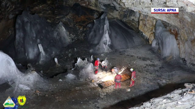 Aproape 10.000 de kg de deșeuri au fost scoase din Peștera Scărișoara, care adăpostește cel mai mare ghețar subteran din lume