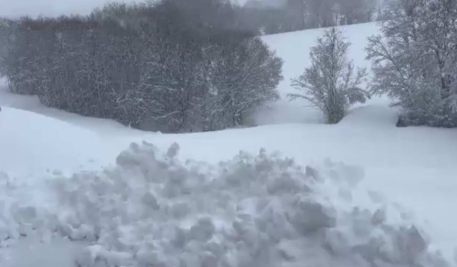 Prima zăpadă abundentă a provocat haos în România. TIR-uri blocate pe DN1. Nici utilajele de deszăpezire n-au putut înainta