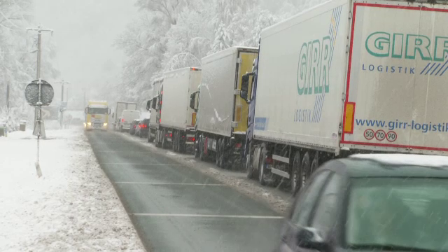 Ninge abundent în centrul ţării, iar drumarii acţionează cu peste 150 de utilaje de deszăpezire. Recomandările autorităților