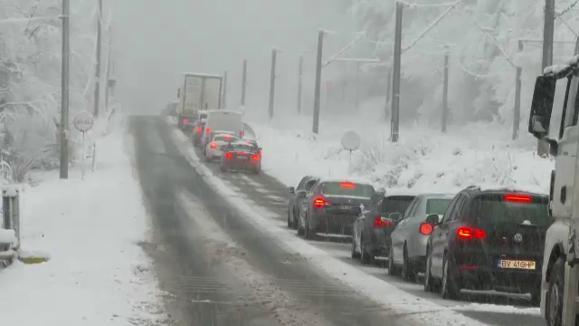 Noul val de ninsori abundente a creat haos pe șoselele din țară și pe calea ferată, unde trenurile au întârziat peste 2 ore