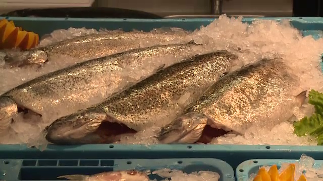 A fost prima dezlegare la pește din Postul Crăciunului. Oamenii au luat cu asalt piețele, deși peștele a devenit un lux