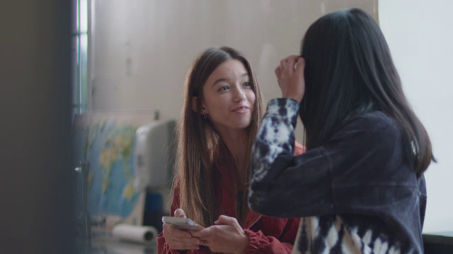 Ce înseamnă slay, rizz, yolo, cuvinte din „slang-ul” tinerilor din Gen Z. Limbajul lor, greu de înțeles de ceilalți