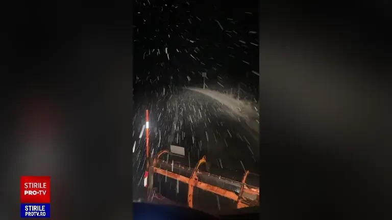 VIDEO. Au început ninsorile în România. Drumarii au scos utilajele grele pe șosele