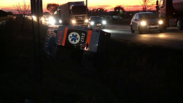 Accident grav în Craiova. Un deținut, rănit după ce ambulanța care-l transporta a fost lovită de o mașină și a căzut în șanț