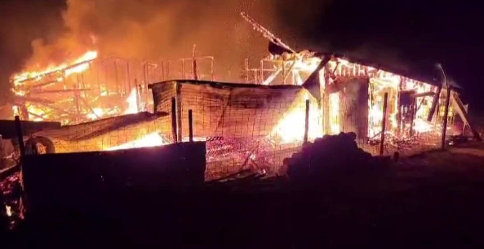 Incendiu într-o gospodărie din Slănic. Flăcările au mistuit saivanul