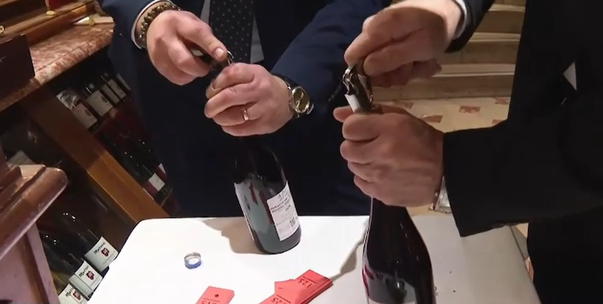 Primele sticle de vin Beaujolais din producția 2024 au fost destupate în Franța. De ce este faimos în întreaga lume