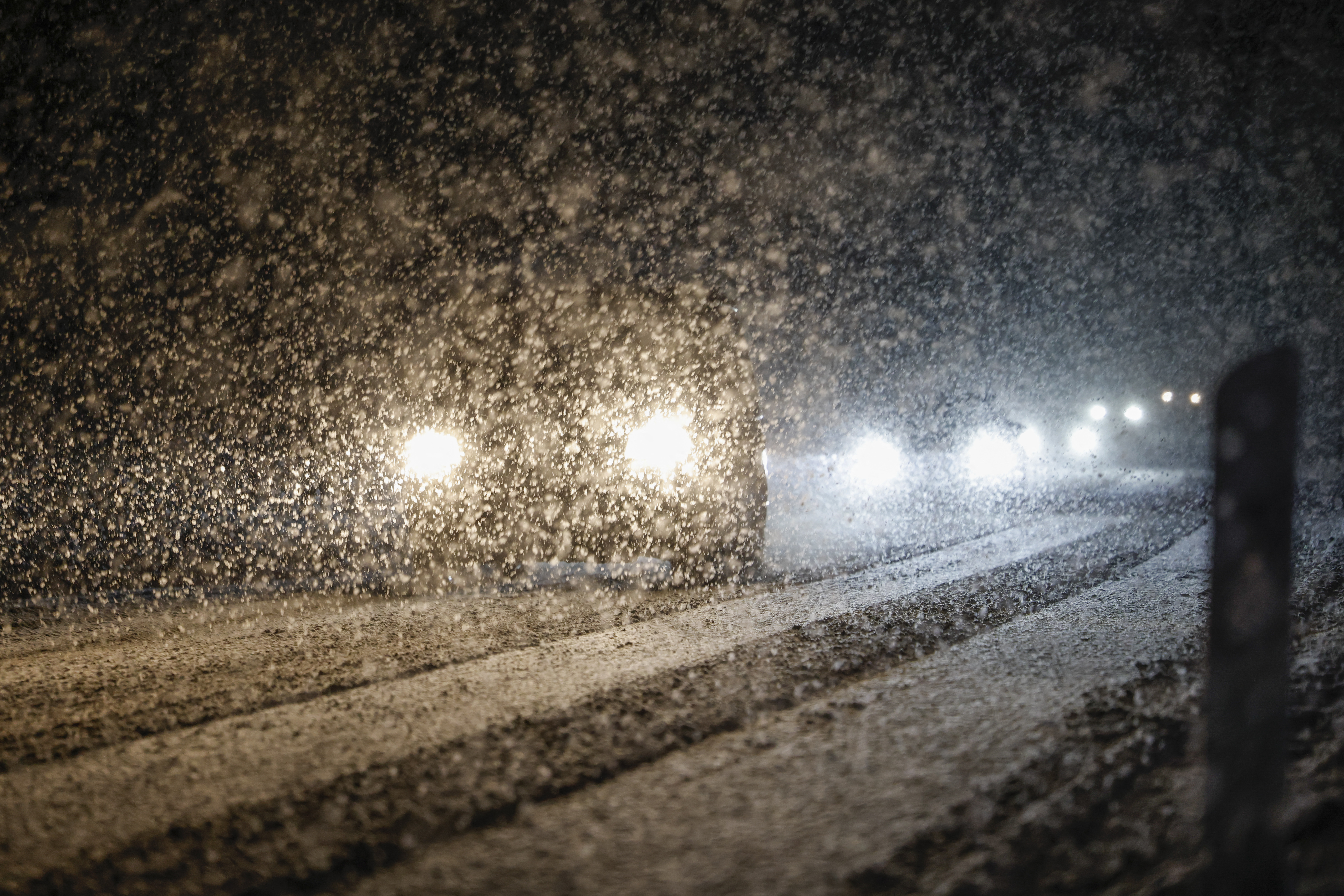 Au început ninsorile. Drumarii intervin pe Transfăgărășan. Cod galben în mai multe județe | VIDEO