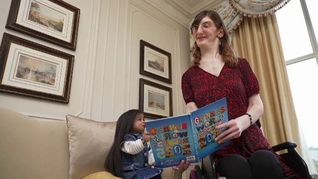 VIDEO. Cea mai înaltă femeie din lume și cea mai scundă s-au întâlnit în cadrul unui eveniment organizat de Guinness Book