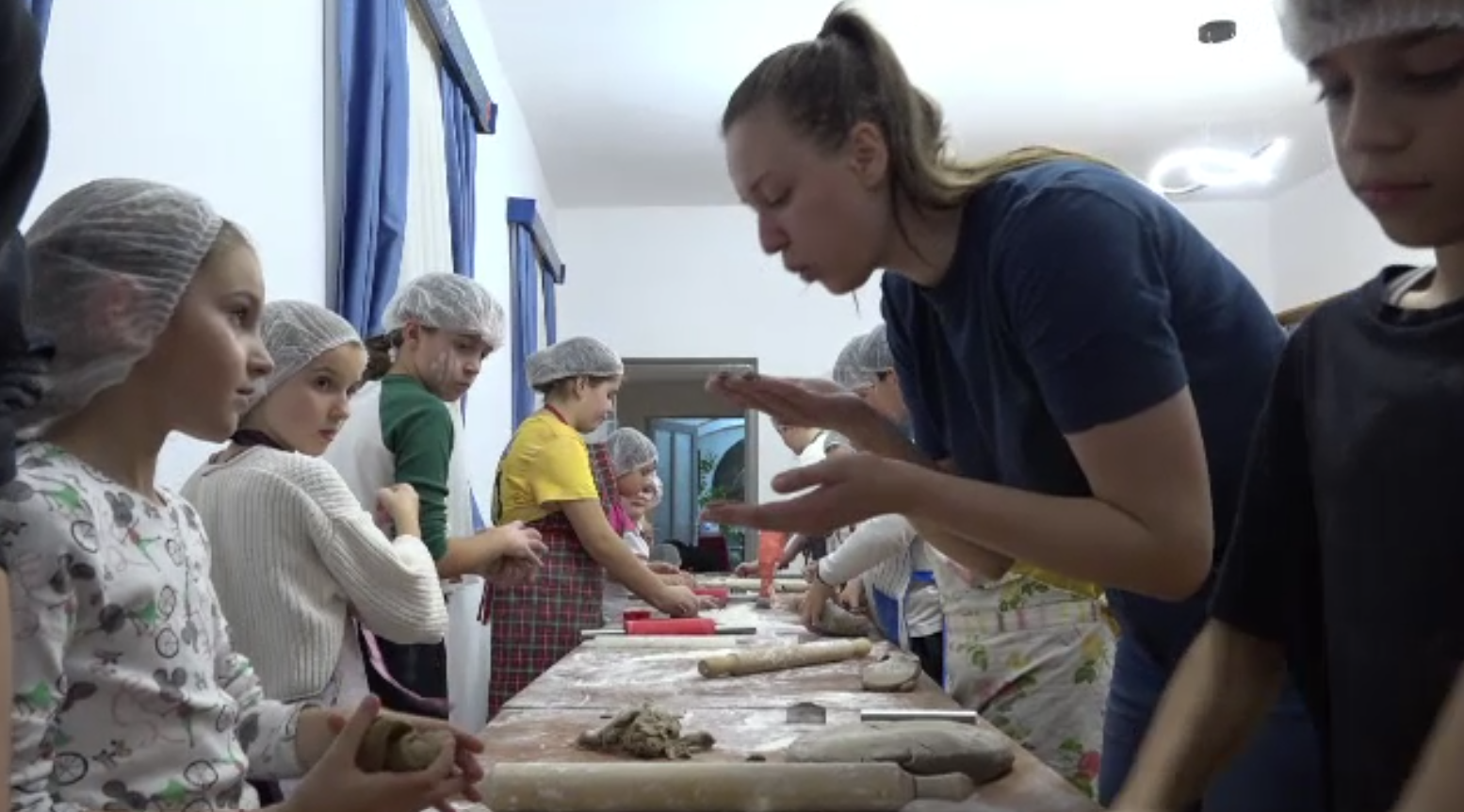 Zeci de prichindei s-au transformat în cofetari și au pregătit turtă dulce într-o comunitate săsească din județul Alba