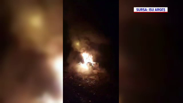 O mașină s-a făcut scrum în curtea unei firme din Pitești. De la ce a pornit incendiul