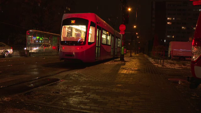Un tramvai a lovit în plin o mașină care a ricoșat în alte două vehicule parcate, în Timișoara. Vatmanul ar fi trecut pe roșu