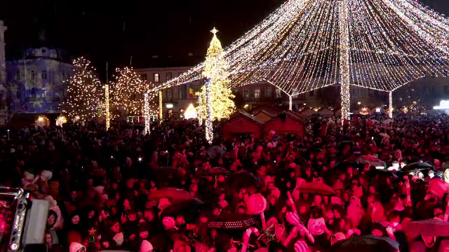 Târgul de Crăciun din Cluj-Napoca s-a deschis cu un spectacol de lumini. Plimbare virtuală cu sania Moșului