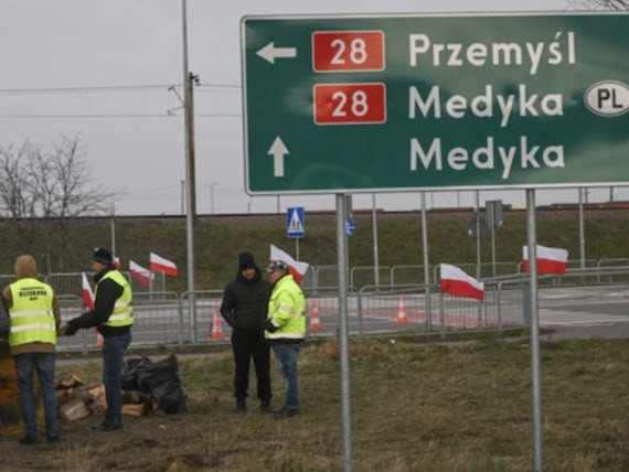 Fermierii polonezi au început blocarea unui important punct de trecere a frontierei cu Ucraina. VIDEO