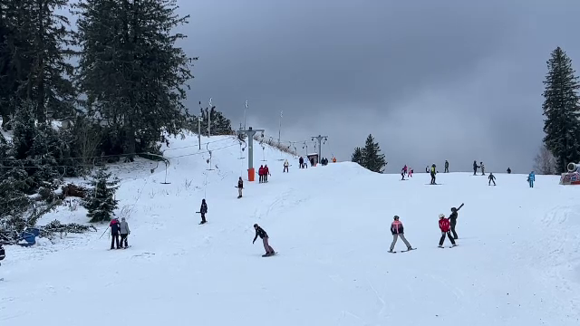 S-a deschis oficial sezonul de schi la Păltiniș. Care sunt tarifele. „Dimineață votăm și apoi pe pârtie”