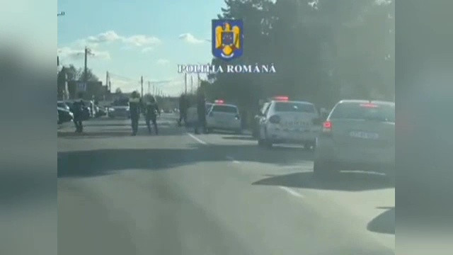 În plină zi, un tânăr a furat o mașină din parcarea unui bloc din Caracal. Agenții au tras două focuri de armă