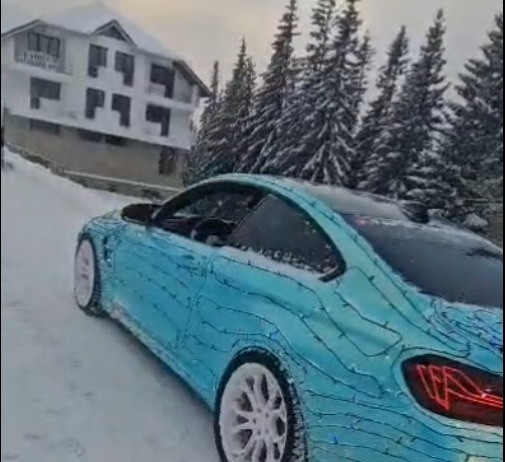 Un șofer de BMW şi-a împodobit bolidul cu luminiţe, ca pe bradul de Crăciun. Ce amendă a primit