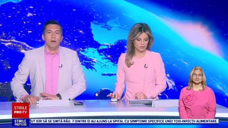 O mașină s-a făcut scrum în curtea unei firme din Pitești. De la ce a pornit incendiul