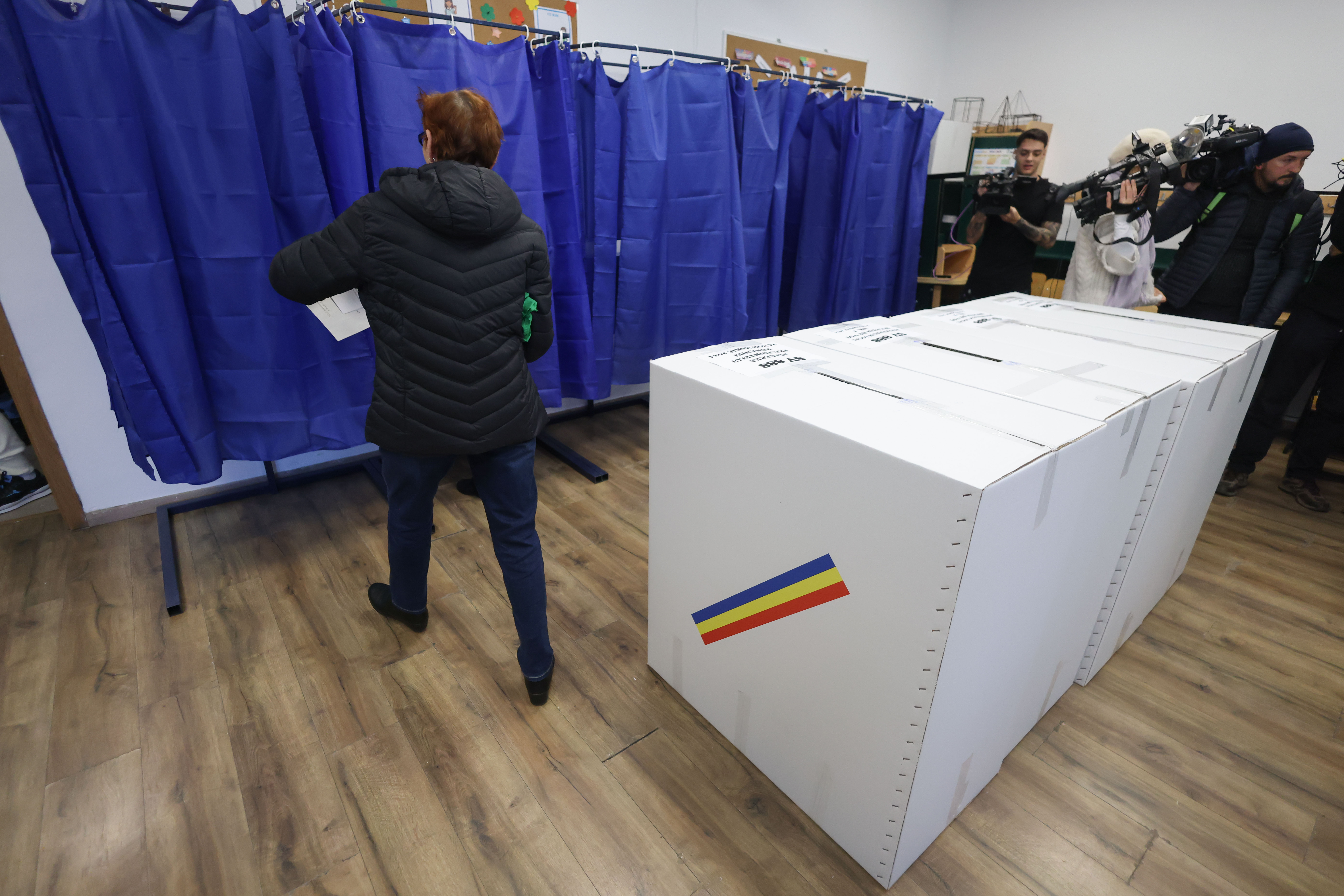 Amendă usturătoare pentru o femeie din Sibiu care și-a pozat buletinul de vot în cabină. Cum s-a dat de gol