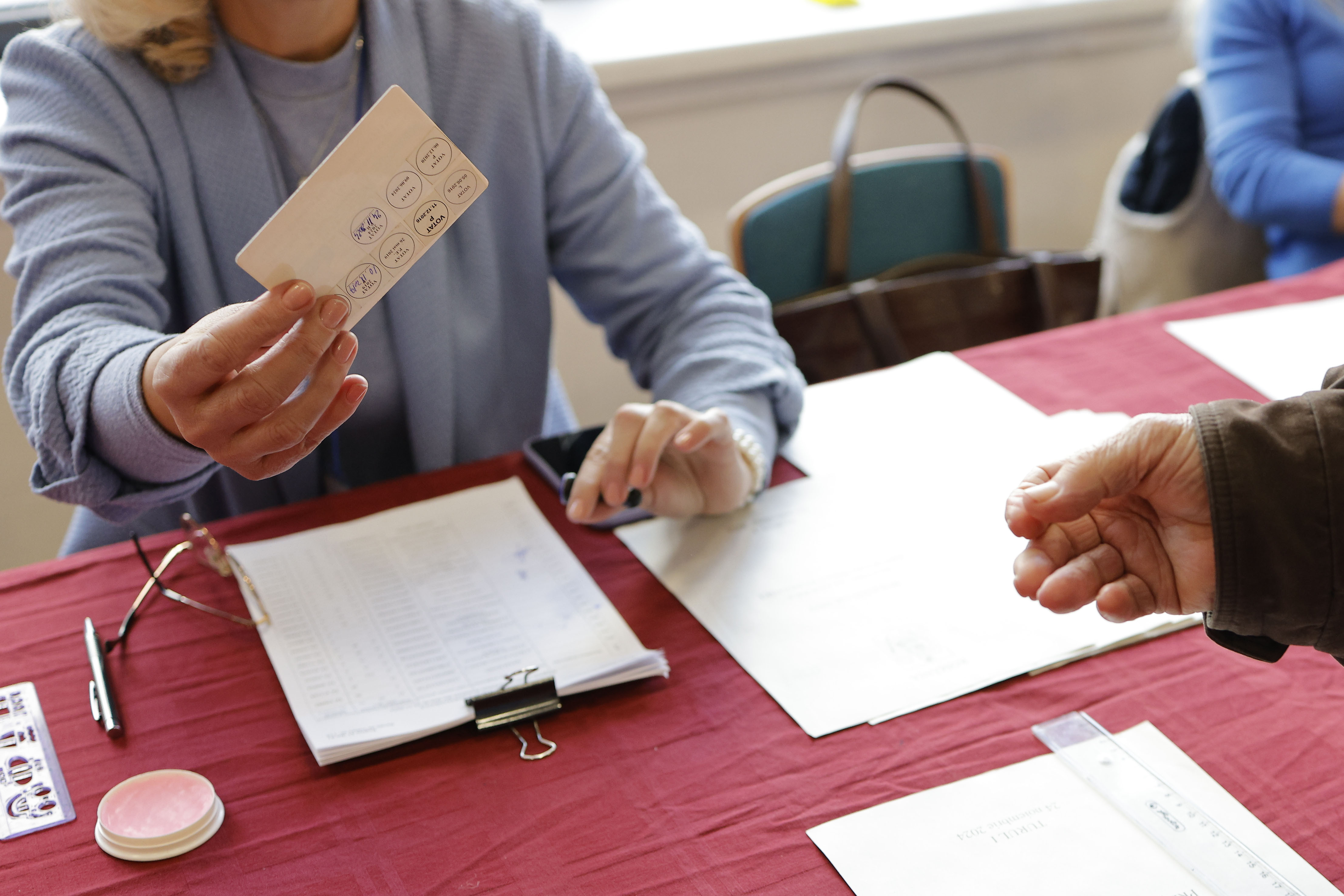 Un băcăuan s-a ales cu dosar penal după ce a ieșit din cabina de vot. Gestul lui l-a costat scump