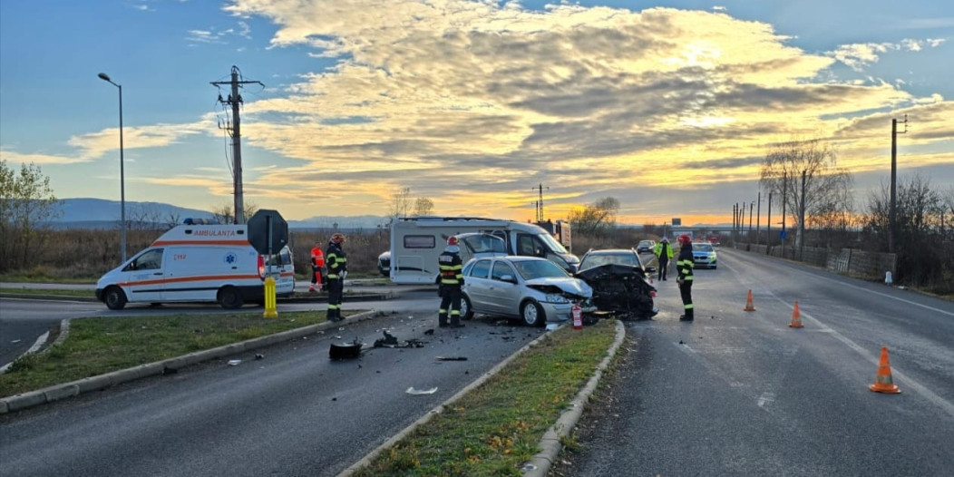 Accident cu două mașini în Hunedoara, la ieșirea de pe A1. Patru persoane au fost rănite și au ajuns la spital