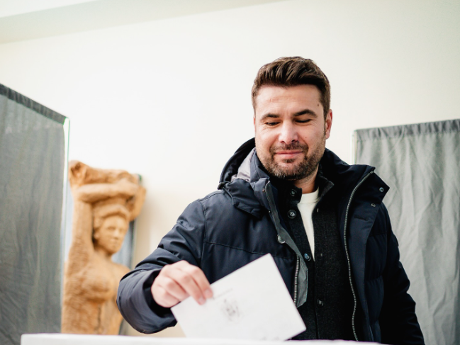 Artiştii, sportivii şi actorii îndeamnă românii să meargă la vot. „E zi de asumare a faptelor noastre”