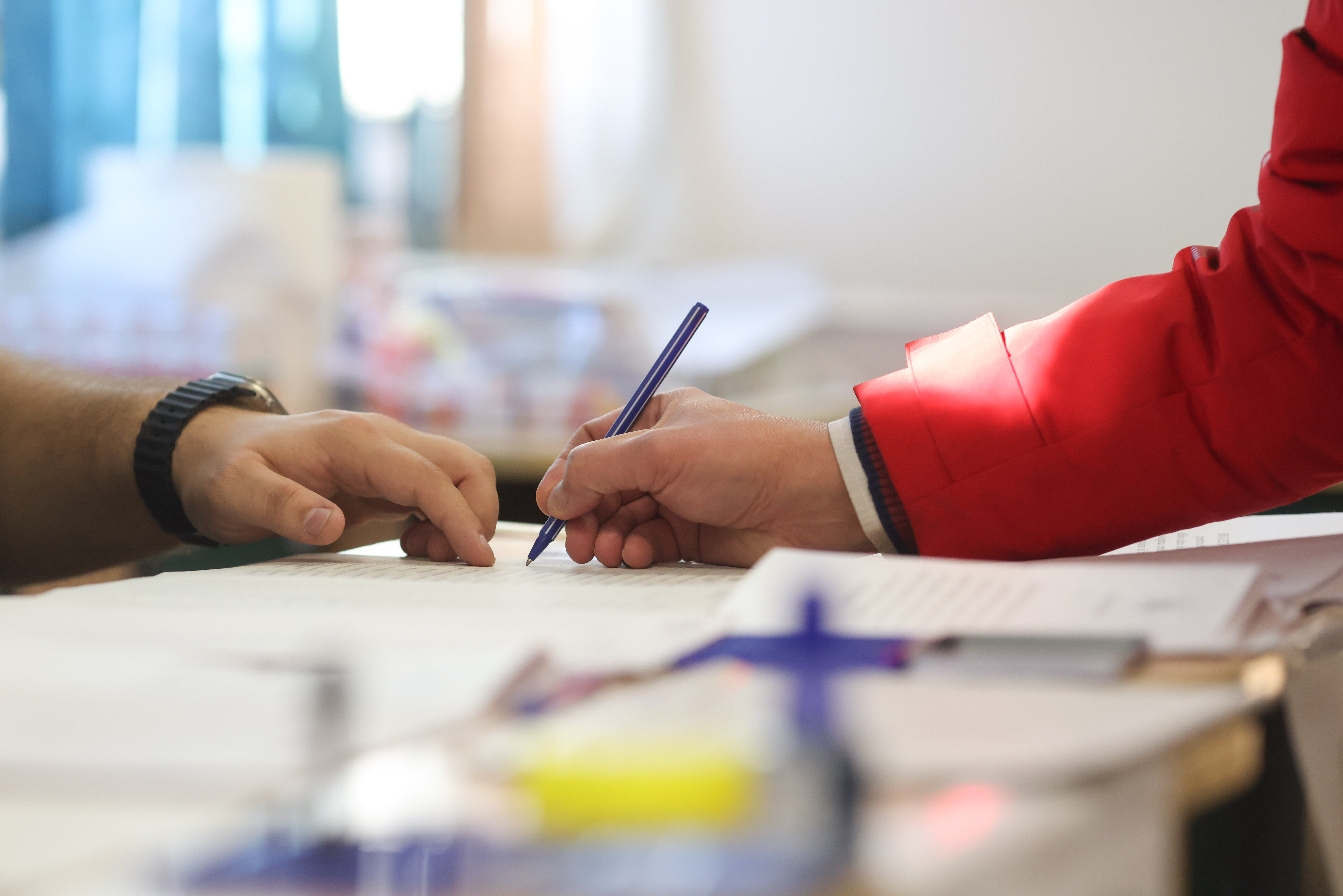 Dosar penal pentru un vrâncean care a vrut să voteze deși avea interdicție. Explicația halucinantă dată polițiștilor