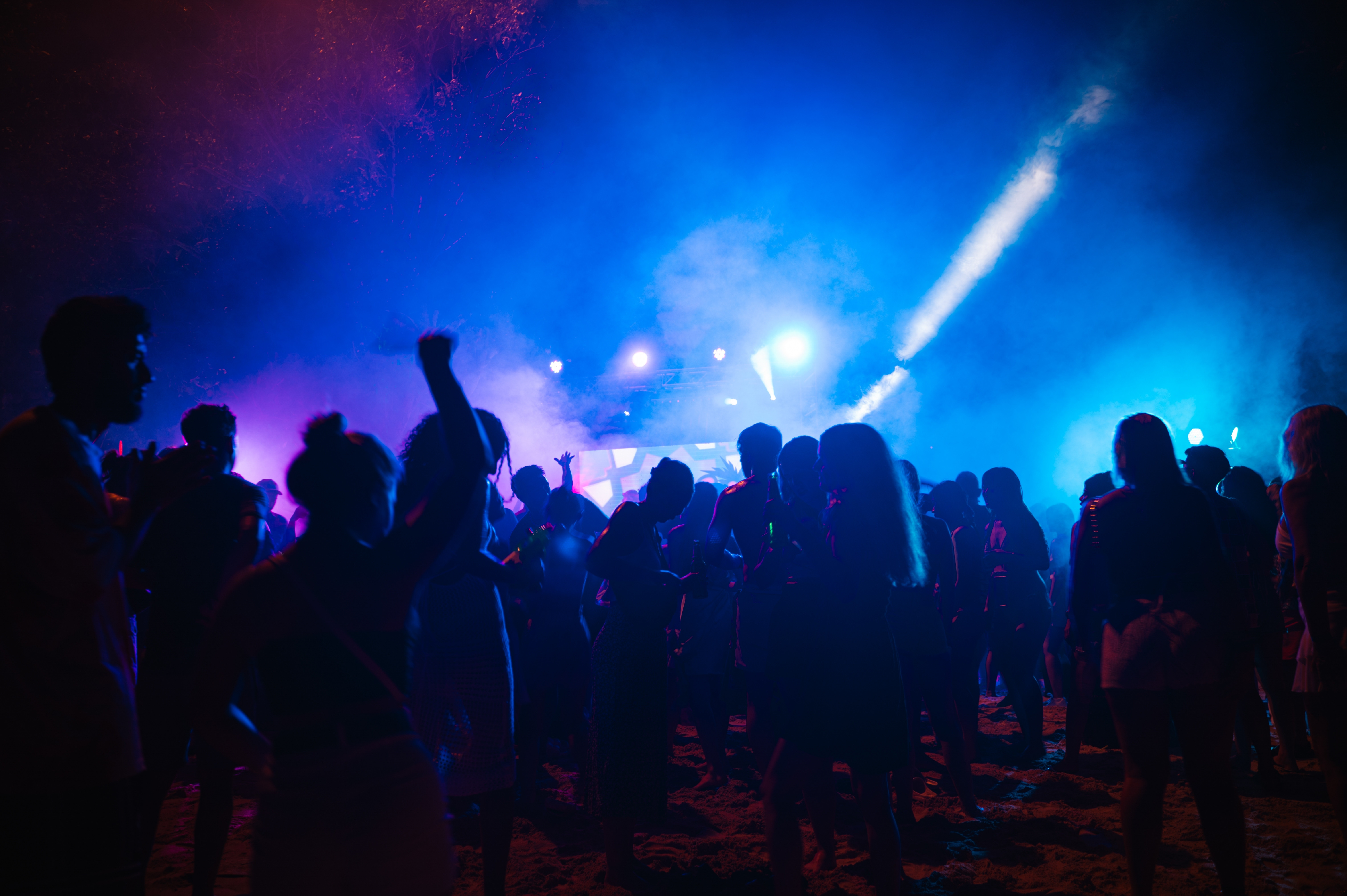 Poluarea fonică afectează auzul chiar și la tineri. De câte ore de liniște avem nevoie după o noapte în club