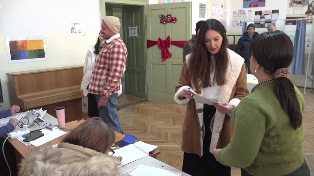 Au votat și din vacanță. „Am făcut plăcerea copiilor și apoi datoria noastră de adulți și am venit la vot”