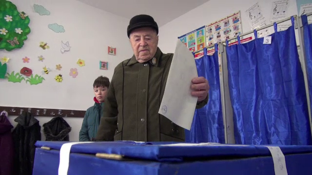 Un român în vârstă de 102 ani a fost printre primii votanți în Bacău. Ce înseamnă votul pentru el: ”Înseamnă a pune umărul”