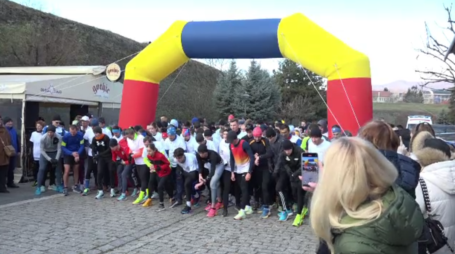 La Alba Iulia a avut loc un eveniment cu tradiție - „Crosul Unirii”. Curajoșii au alegat pe o distanță de aproape 3 kilometri