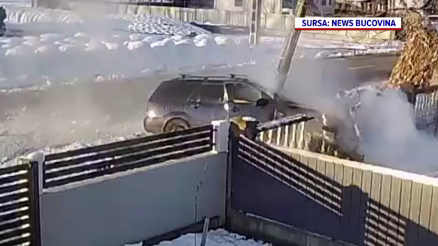 Momentul în care un polițist din Suceava intră cu mașina într-un stâlp de iluminat, în timp ce stătea pe telefon