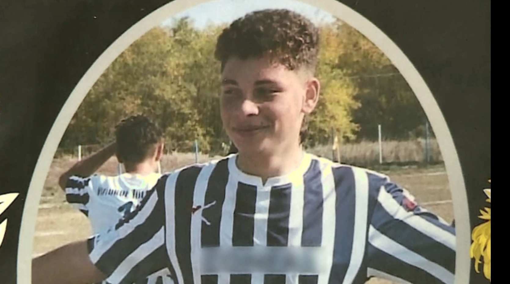 Un adolescent a murit după ce tatăl său a încercat să evite un câine cu mașina. Băiatul a zburat prin parbriz