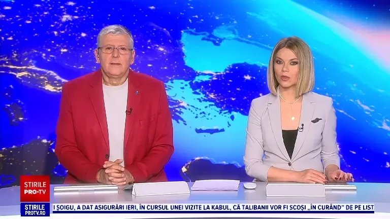 Momentul în care un polițist din Suceava intră cu mașina într-un stâlp de iluminat, în timp ce stătea pe telefon