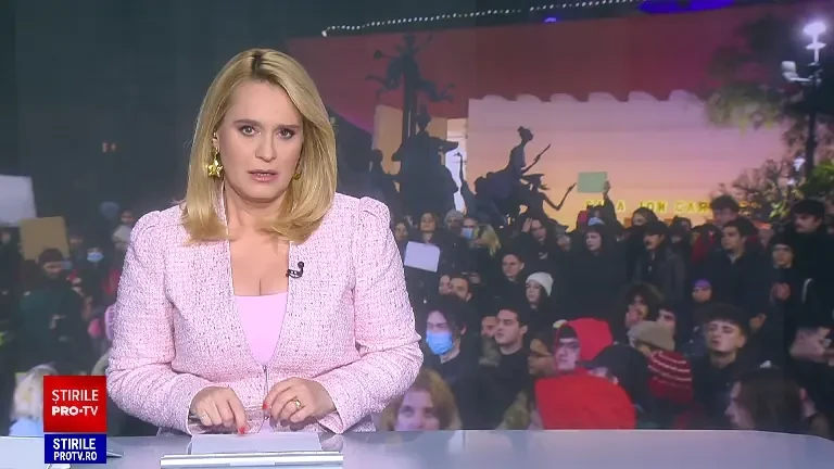 Zeci de tineri protestează în România pentru o democraţie europeană. „Nu votați un dictator” | FOTO