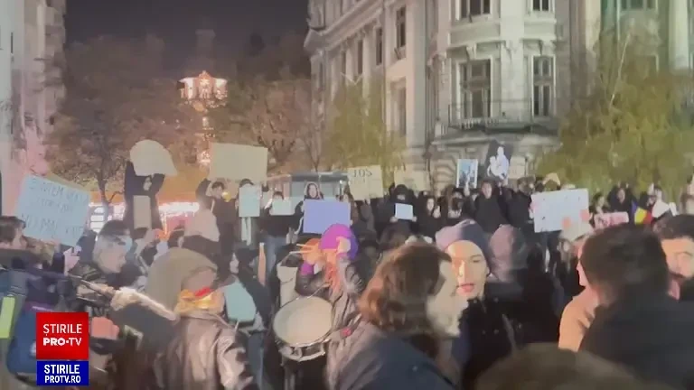 Zeci de tineri protestează în România pentru o democraţie europeană. „Nu votați un dictator” | FOTO