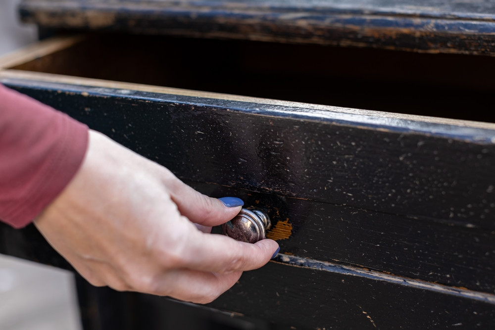 Și-a ţinut fetiţa ascunsă într-un sertar timp de 3 ani. Copila, care nu a văzut lumina zilei, arăta ca un bebeluş de 7 luni